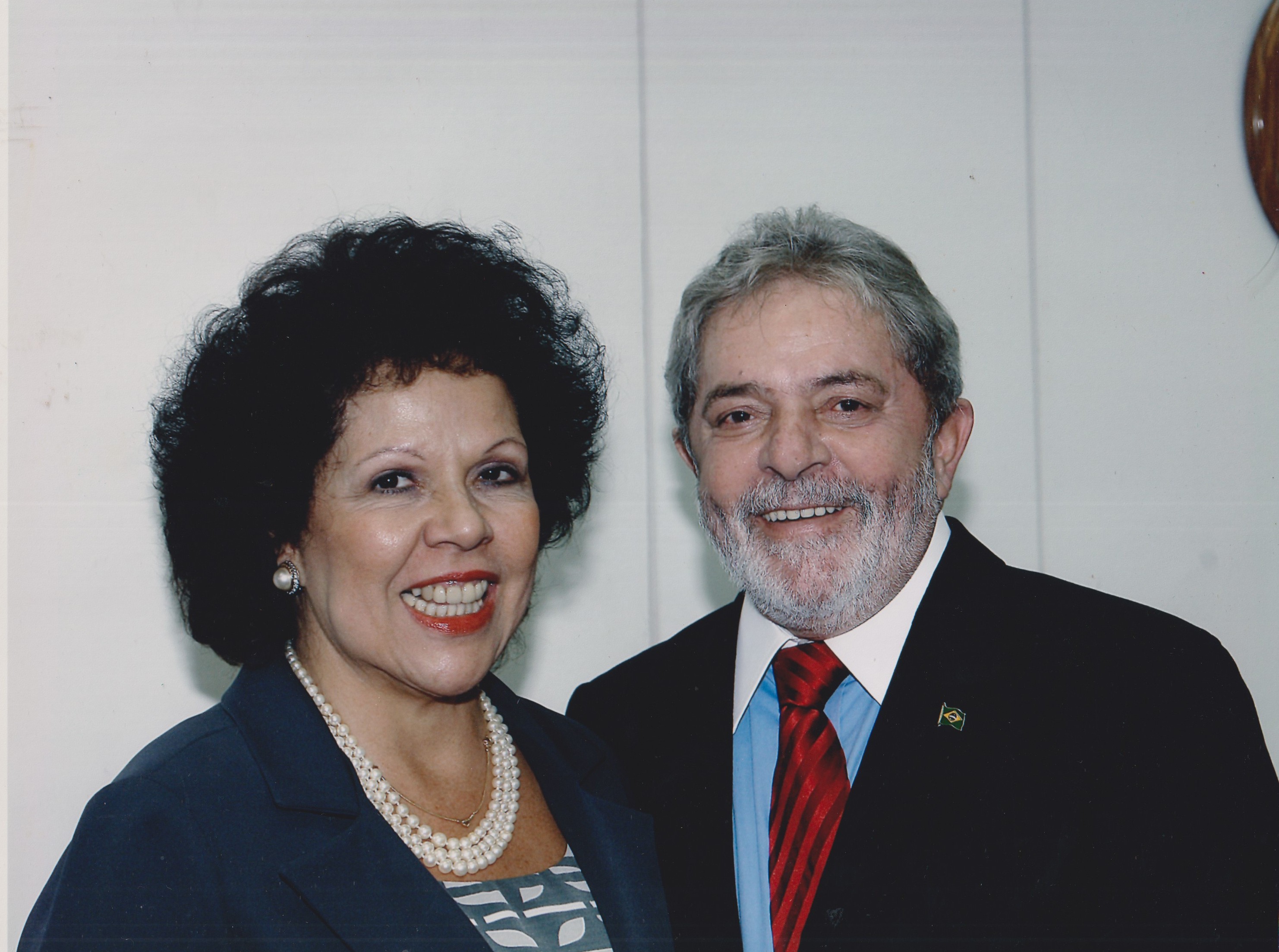A embaixadora Ana Cabral posa para foto com o presidente Luiz Inácio Lula da Silva antes de viajar para Luanda, Angola, com a responsabilidade de chefiar a embaixada.